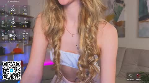 Snapshot of tesalune chatting on 01.31.25 Tessa online show from 01.31.25