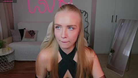 Snapshot of tessahamilton chatting on 04.13.26 TessaHamilton online show from 04.13.26