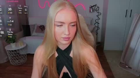Snapshot of tessahamilton chatting on 04.28.26 TessaHamilton online show from 04.28.26