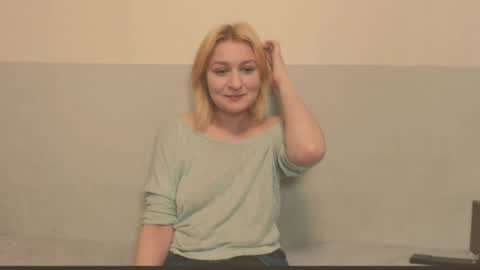 Snapshot of the_basic_instinctt chatting on 05.20.26 Eva online show from 05.20.26