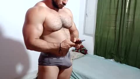 Snapshot of the_beastmuscle chatting on 10.12.25 beast online show from 10.12.25