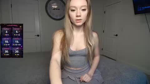 Snapshot of the_hotties chatting on 11.17.25 the_hotties online show from 11.17.25