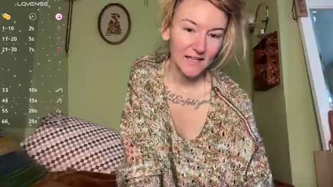 Snapshot of thefoxglovefairy chatting on 01.05.25 Fae online show from 01.05.25