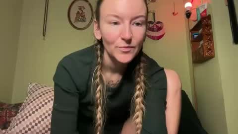 Snapshot of thefoxglovefairy chatting on 11.16.25 Fae online show from 11.16.25