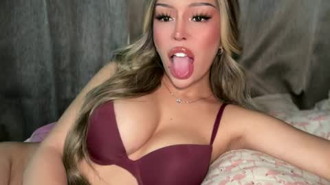 Elle  dont forget to folloW me and thumbs up online show from 07.31.26