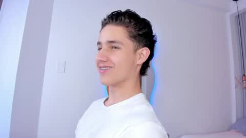 Snapshot of theohawke_ chatting on 01.05.25 THEO- MATEO online show from 01.05.25