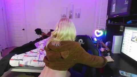 The Plug Love  Friends online show from 11.28.25