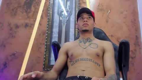 Snapshot of theskinny8inch_ chatting on 11.08.25 theskinny8inch_ online show from 11.08.25