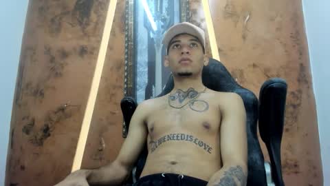 Snapshot of theskinny8inch_ chatting on 11.14.25 theskinny8inch_ online show from 11.14.25