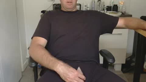 Snapshot of theuncutsussie chatting on 02.20.26 Theuncutaussie online show from 02.20.26