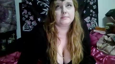 Snapshot of thickgingergoddess chatting on 12.01.25 Ariel online show from 12.01.25