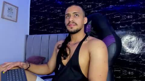 Snapshot of thomas__wayne chatting on 12.13.25 Thomas online show from 12.13.25