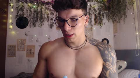 Snapshot of thomas_fuckboy chatting on 01.22.25 Thomas Grey online show from 01.22.25