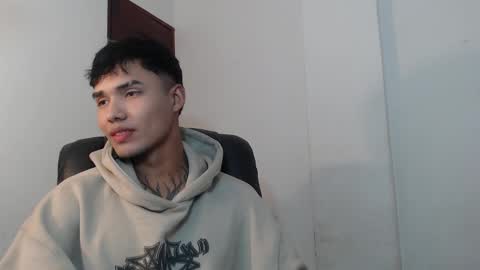 Snapshot of thomas_latin_boy chatting on 12.04.24 Thomas online show from 12.04.24