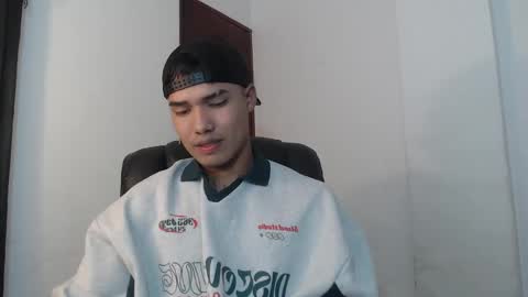 Snapshot of thomas_latin_boy chatting on 12.12.24 Thomas online show from 12.12.24