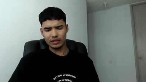 Snapshot of thomas_latin_boy chatting on 01.17.25 Thomas online show from 01.17.25