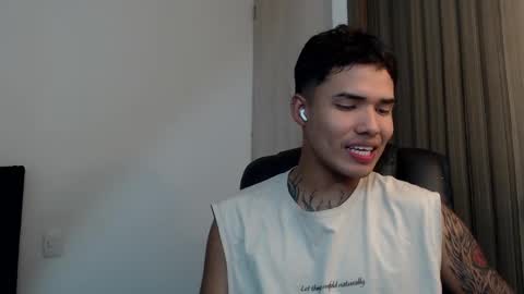 Snapshot of thomas_latin_boy chatting on 01.28.25 Thomas online show from 01.28.25