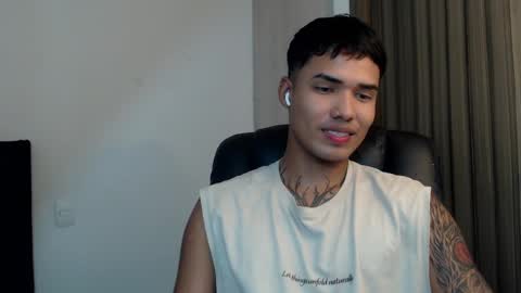 Snapshot of thomas_latin_boy chatting on 01.28.25 Thomas online show from 01.28.25