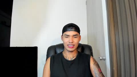 Snapshot of thomas_latin_boy chatting on 02.01.25 Thomas online show from 02.01.25