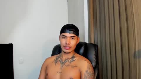 Snapshot of thomas_latin_boy chatting on 02.10.25 Thomas online show from 02.10.25