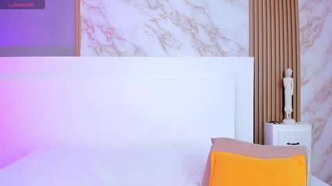 tianaglow4 online show from 10.18.25