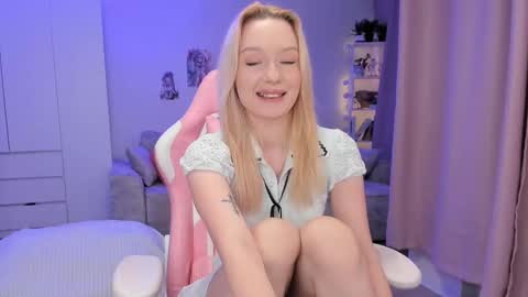 Snapshot of tiffy_fox chatting on 11.25.25 Tiffany online show from 11.25.25