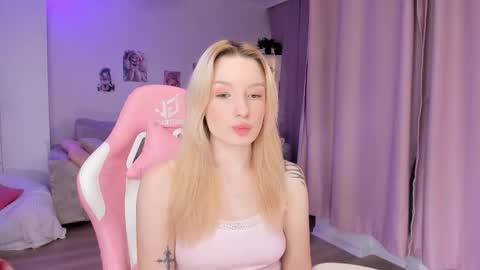 Snapshot of tiffy_fox chatting on 12.15.25 Tiffany online show from 12.15.25