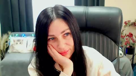 Snapshot of timeparadice chatting on 05.19.26 Luisa online show from 05.19.26