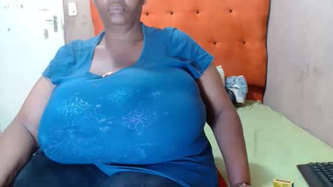 Snapshot of tinagiant chatting on 11.13.25 tinagiant online show from 11.13.25