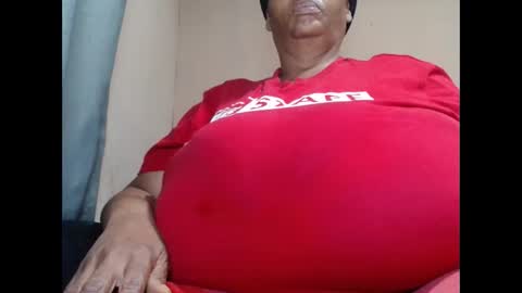 Snapshot of tinagiant chatting on 11.17.25 tinagiant online show from 11.17.25