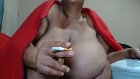 Snapshot of tinagiant chatting on 11.27.25 tinagiant online show from 11.27.25