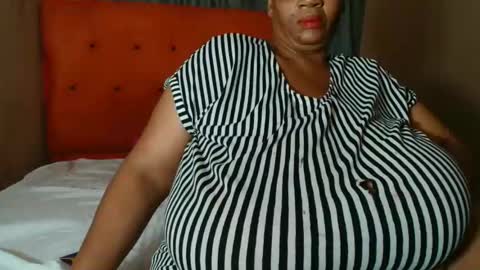 Snapshot of tinagiant chatting on 02.06.26 tinagiant online show from 02.06.26