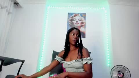 Snapshot of tinas_smith chatting on 05.19.26 tinas_smith online show from 05.19.26