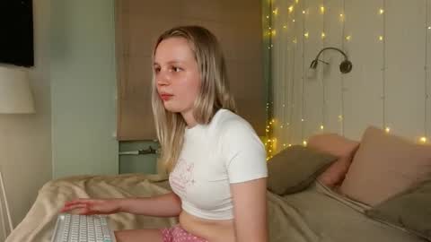 Snapshot of tinasiner chatting on 09.19.25 tinasiner online show from 09.19.25