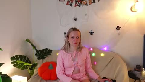 Snapshot of tinasiner chatting on 10.17.25 tinasiner online show from 10.17.25