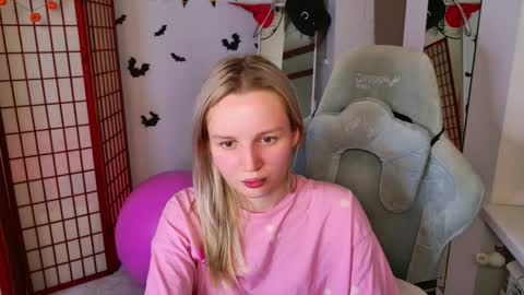 Snapshot of tinasiner chatting on 11.02.25 tinasiner online show from 11.02.25