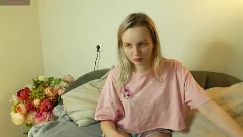 Snapshot of tinasiner chatting on 11.17.25 tinasiner online show from 11.17.25