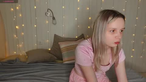 Snapshot of tinasiner chatting on 11.22.25 tinasiner online show from 11.22.25