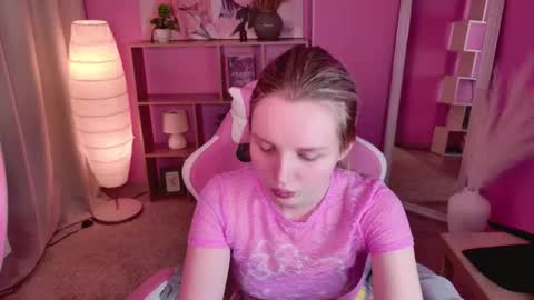 Snapshot of tinasiner chatting on 11.24.25 tinasiner online show from 11.24.25