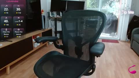 Snapshot of tiny_caroline chatting on 11.27.25 Tiny Caroline online show from 11.27.25