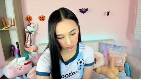 tiny_cora online show from 10.03.25