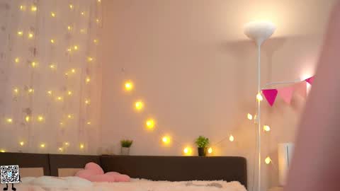 Snapshot of tiny_miracle chatting on 12.02.24 Lyssa online show from 12.02.24