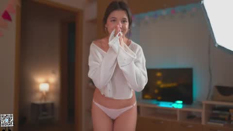 Snapshot of tiny_miracle chatting on 02.08.25 Lyssa online show from 02.08.25