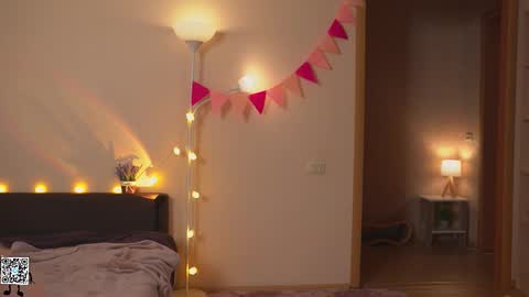 Snapshot of tiny_miracle chatting on 02.18.25 Lyssa online show from 02.18.25