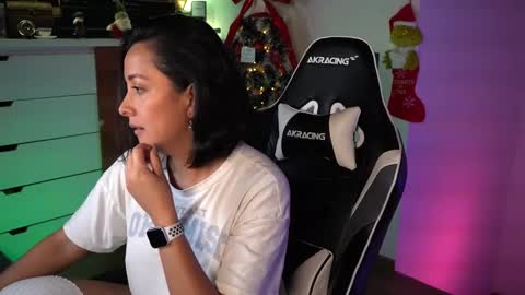 Snapshot of tiny_panther chatting on 12.11.24 Ana Molly online show from 12.11.24