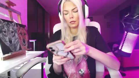 Snapshot of tinykylie chatting on 10.23.25 stage Kylie Sinner brand CLITBAIT online show from 10.23.25