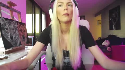 Snapshot of tinykylie chatting on 10.24.25 stage Kylie Sinner brand CLITBAIT online show from 10.24.25