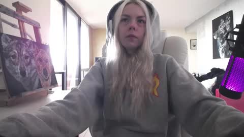 Snapshot of tinykylie chatting on 10.26.25 stage Kylie Sinner brand CLITBAIT online show from 10.26.25