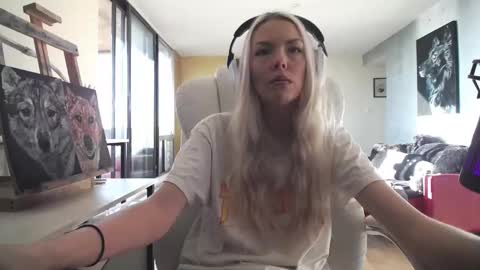 Snapshot of tinykylie chatting on 10.27.25 stage Kylie Sinner brand CLITBAIT online show from 10.27.25