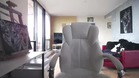 Snapshot of tinykylie chatting on 10.29.25 stage Kylie Sinner brand CLITBAIT online show from 10.29.25